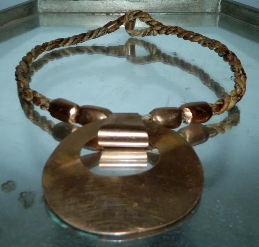 Brutalist vintage 1970s copper pendant necklace / woven rope choker