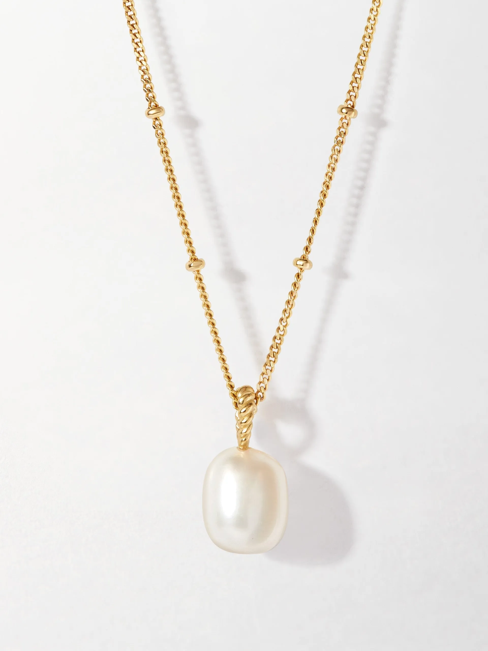 Marine pearl necklace